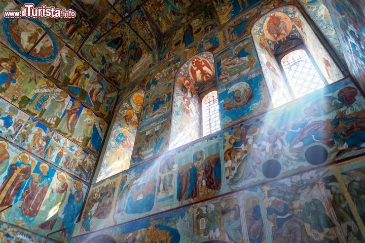 Immagine Affreschi nella chiesa di San Giovanni Evangelista a Rostov Velikij, Russia - Ad impreziosire la  chiesa di San Giovanni Evangelista, la cui costruzione risale al 1683, sono degli splendidi affreschi che ne decorano completamente l'interno oltre ad una iconostasi in muratura ricoperta di decorazioni © Viacheslav Lopatin / Shutterstock.com