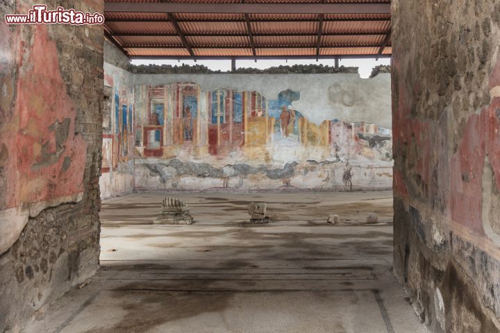 Immagine Affreschi di Pompei antica, Campania - I cicli di affreschi riportati alla luce durante gli scavi a Pompei sono fra i più importanti d'Italia. Celata per anni alla vista del pubblico per gli espliciti temi sessuali, tanto da essere in alcuni casi ricoperta da strati di intonaco, quest'arte proibita è tornata ad essere fruibile alla fine degli anni'60 per poi essere definitivamente aperta a tutti nel 2000. Non è comunque consentito ancora oggi ai minori di 14 anni di visitare l'area museale se non in presenza di un tutore o di un' autorizzazione scritta © Porojnicu Stelian / Shutterstock.com