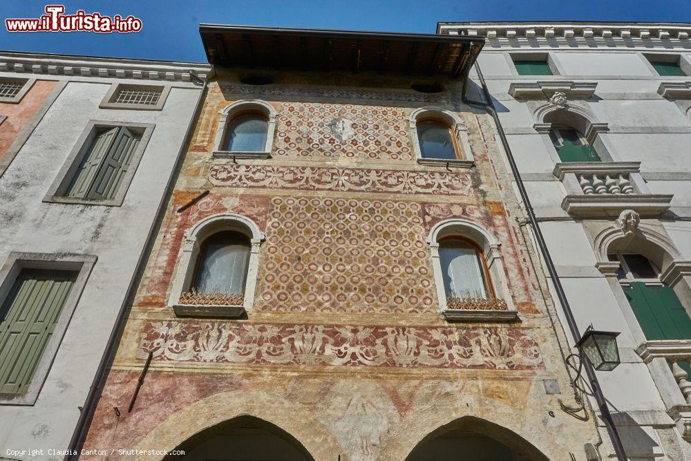 Immagine Affreschi su un antico palazzo del centro storico di Pordenone, Friuli Venezia Giulia - © Claudia Canton / Shutterstock.com