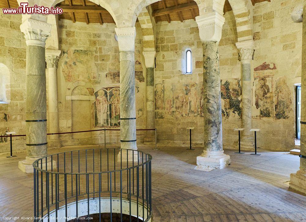 Immagine Affreschi sulle mura del tempio di San Giovanni al Sepolcro di Brindisi, Puglia - © Alvaro German Vilela / Shutterstock.com