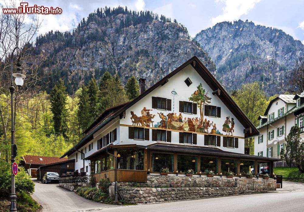 Immagine Affreschi tipici bavaresi sulla facciata di un albergo ristorante a Oberammergau, Germania.