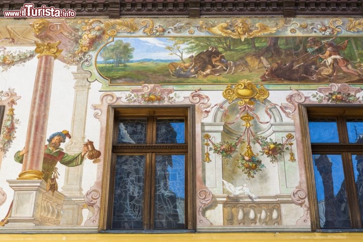 Immagine Affresco nel cortile del Castello di Peles a Sinaia - © Photosebia / Shutterstock.com