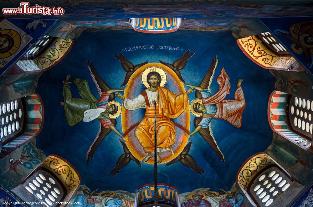 Immagine Affresco della cupola della chiesa di Tvrdosh nei pressi di Trebinje, Bosnia Erzegovina. Le raffigurazioni di Gesù e degli angeli sono un tipico esempio di dipinti cristiani nei Balcani - © monkographic / Shutterstock.com