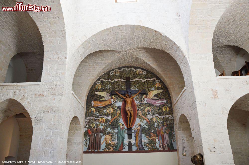 Immagine Affresco e crocifisso all'interno della basilica dei santi Medici Cosma e Damiano di Alberobello, Puglia - © Sergio Monti Photography / Shutterstock.com