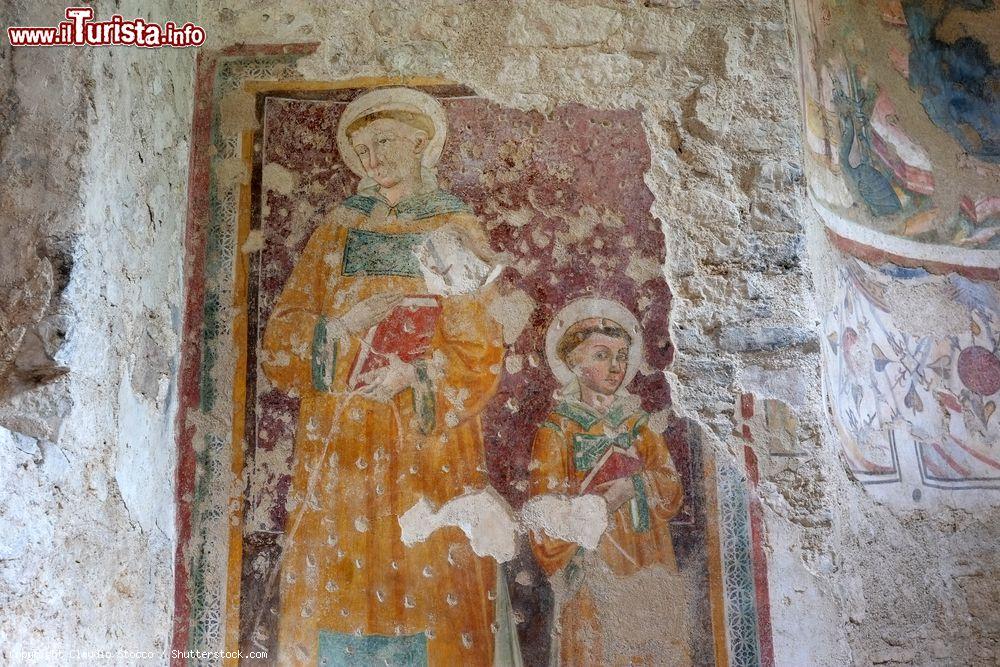 Immagine Affresco nella chiesa di San Salvatore a Spoleto, Umbria.  E' una delle principali testimonianze architettoniche longobarde - © Claudio Stocco / Shutterstock.com