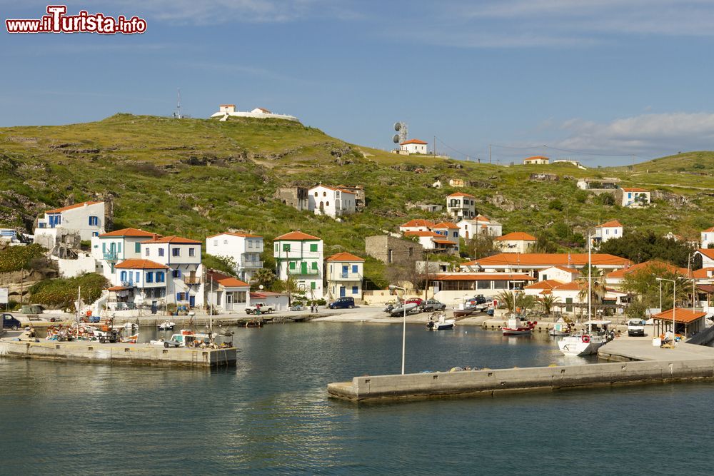 Immagine Aghios Efstratios, porto e unico villaggio abitato nella più isolata delle isole della Grecia.