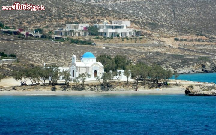 Immagine La cappella di Agios Fokas a Paros, Grecia. Questo grazioso luogo di culto, all'entrata della baia di Parikia, è la meta ideale per una passeggiata intorno ad uno dei porti naturali più grandi delle Cicladi - © Nick Gent / Panoramio.com