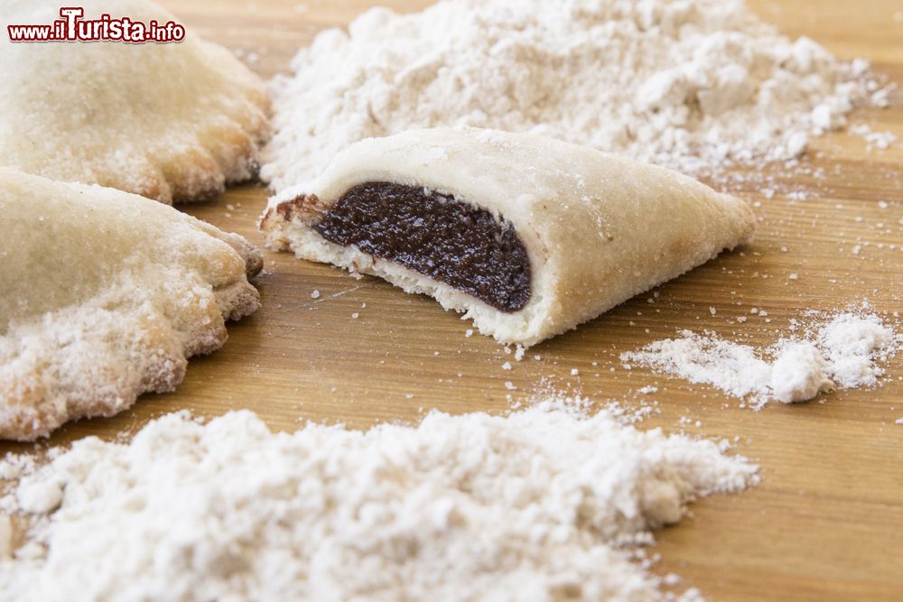 Immagine Le Cassatelle di Agira sono un dolce tipico della provincia di Enna. Il ripeno è a base di mandorle, cacao, limone ed altri ingredienti tipici siciliani