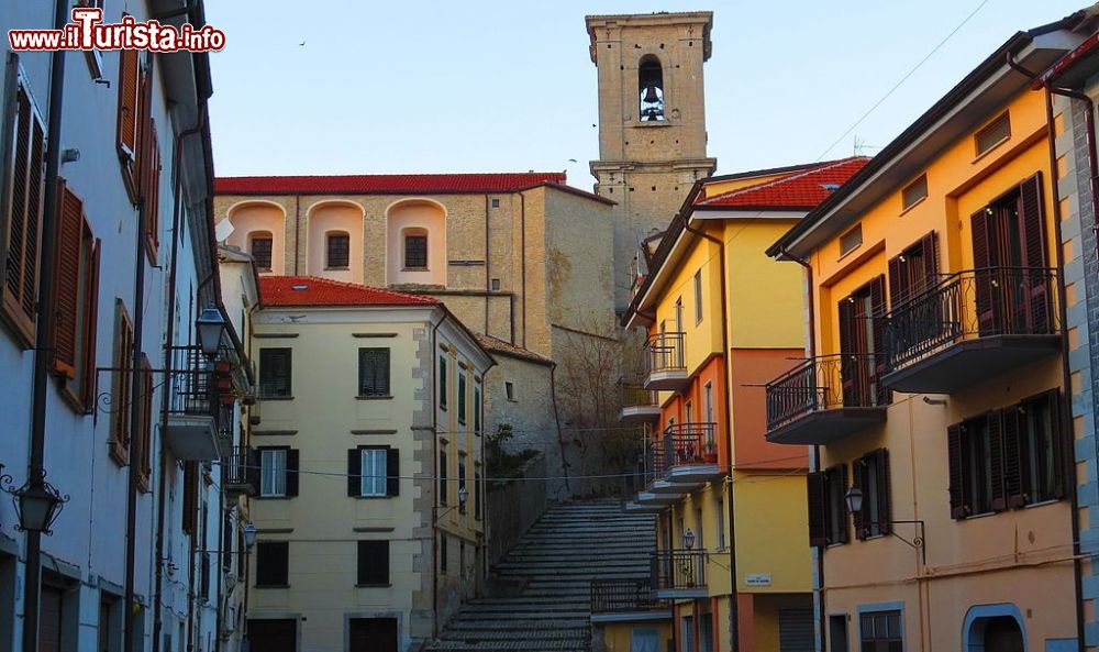 Immagine Agnone vista del centro storico con la chiesa e scale - © Gianfranco Vitolo - CC BY 2.0, Wikipedia