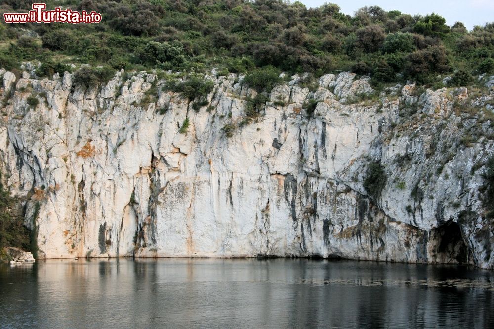 Immagine Il famoso lago salato noto con il nome di Occhio del Drago presso Rogoznica, in Croazia.