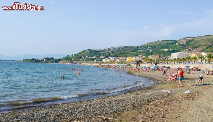 Immagine Spiaggia cittadina di Agropoli, Salerno - Un tratto della bella costa che si affaccia sul mar Tirreno e che rende Agropoli un'importante località di balneazione particolarmente apprezzata dai turisti © pavel dudek / Shutterstock.com