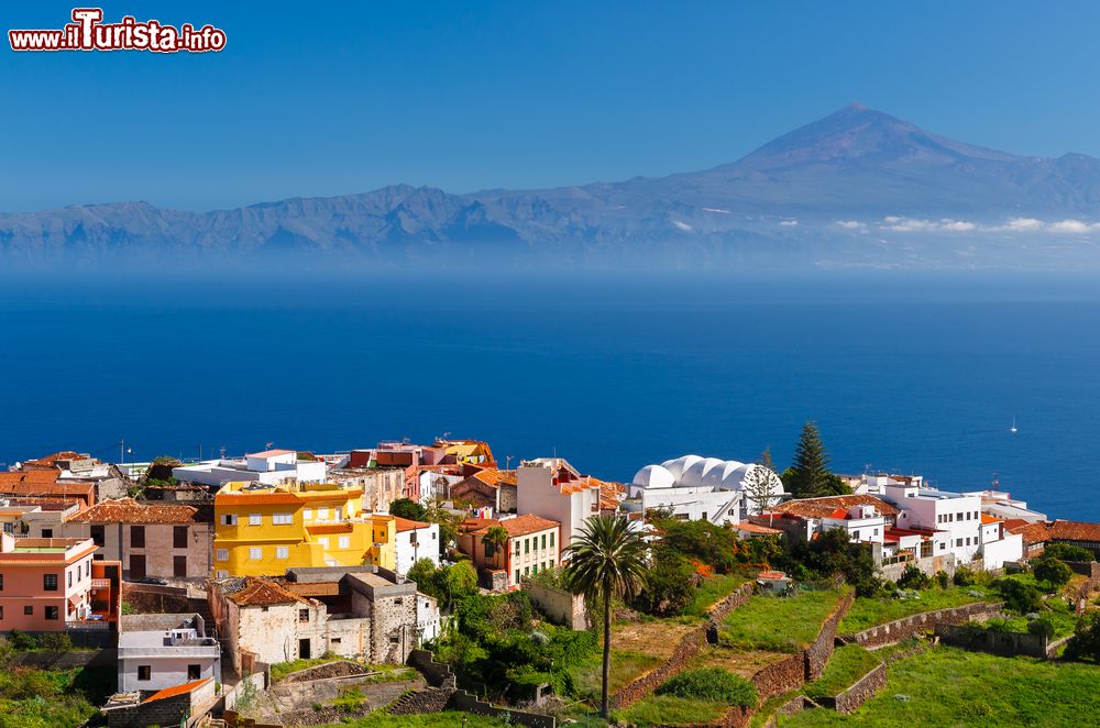 Immagine Il paese di Agulo (La Gomera, Canarie) e, sullo sfondo, la sagoma di Tenerife con il vulcano Teide che domina l'isola.