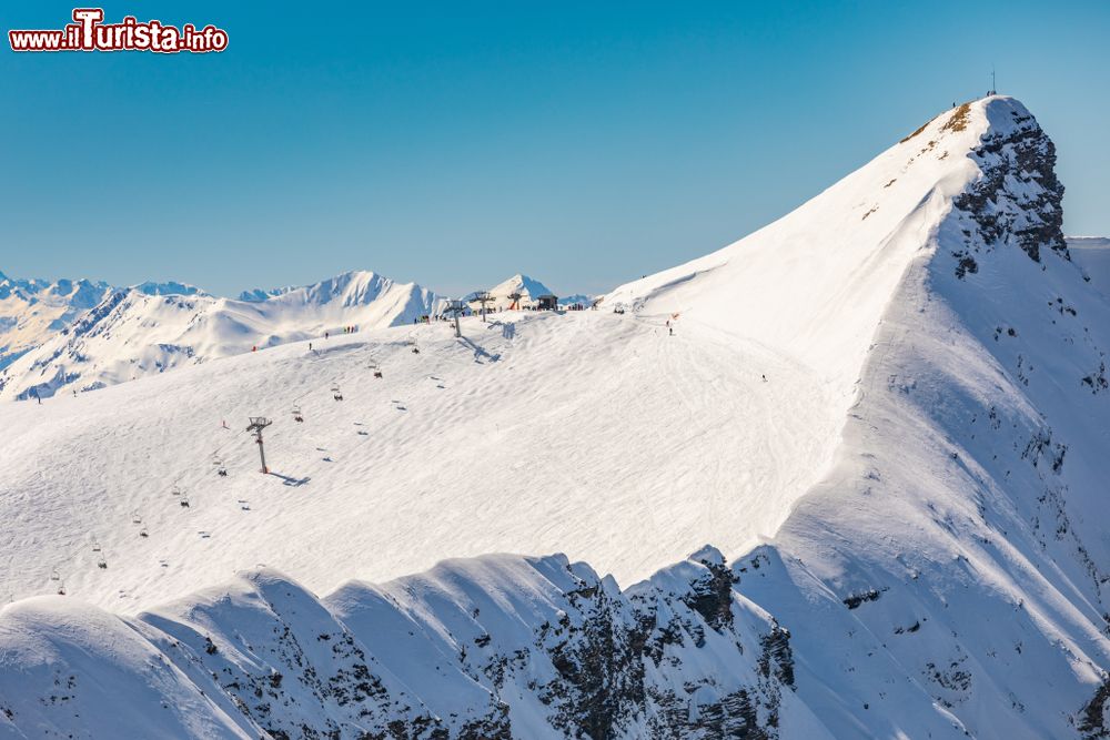 Immagine Aiguille Croche, il punto più alto del resort sciistico di Les Contamines-Montjoie (Francia). Siamo sul confine tra il dipartimento della Savoia e dell'Alta Savoia.