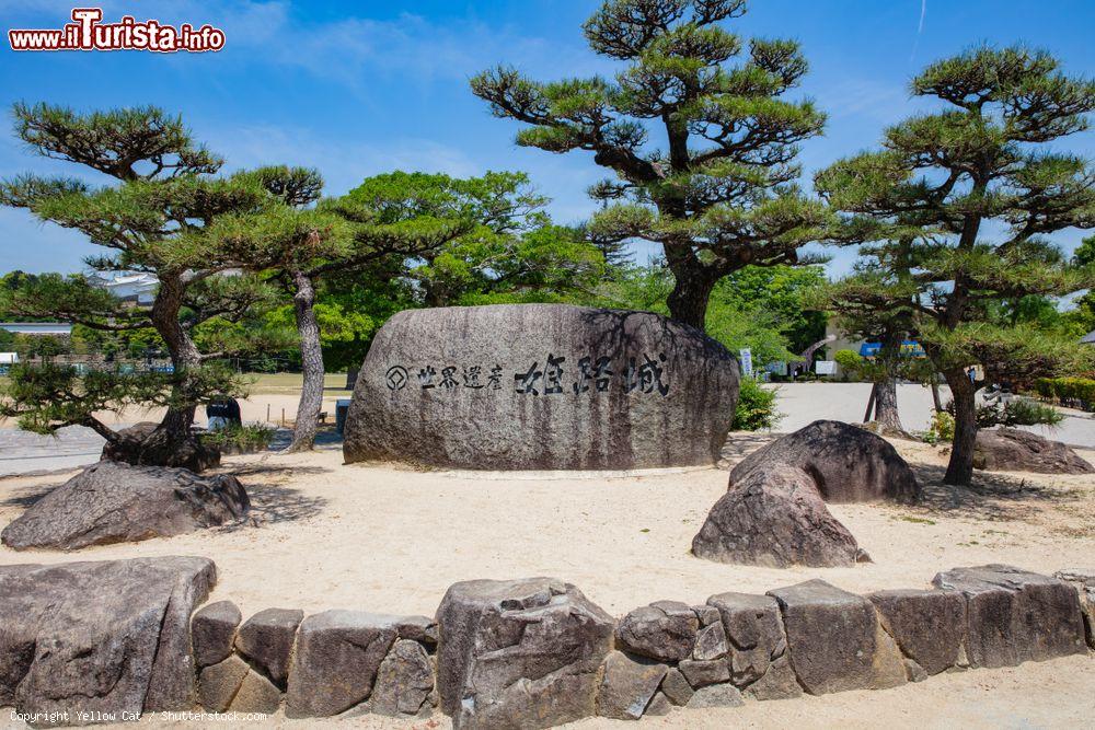 Immagine Aiuola con alberi e pietre di fronte al castello di Himeji nei pressi di Osaka, Giappone - © Yellow Cat / Shutterstock.com