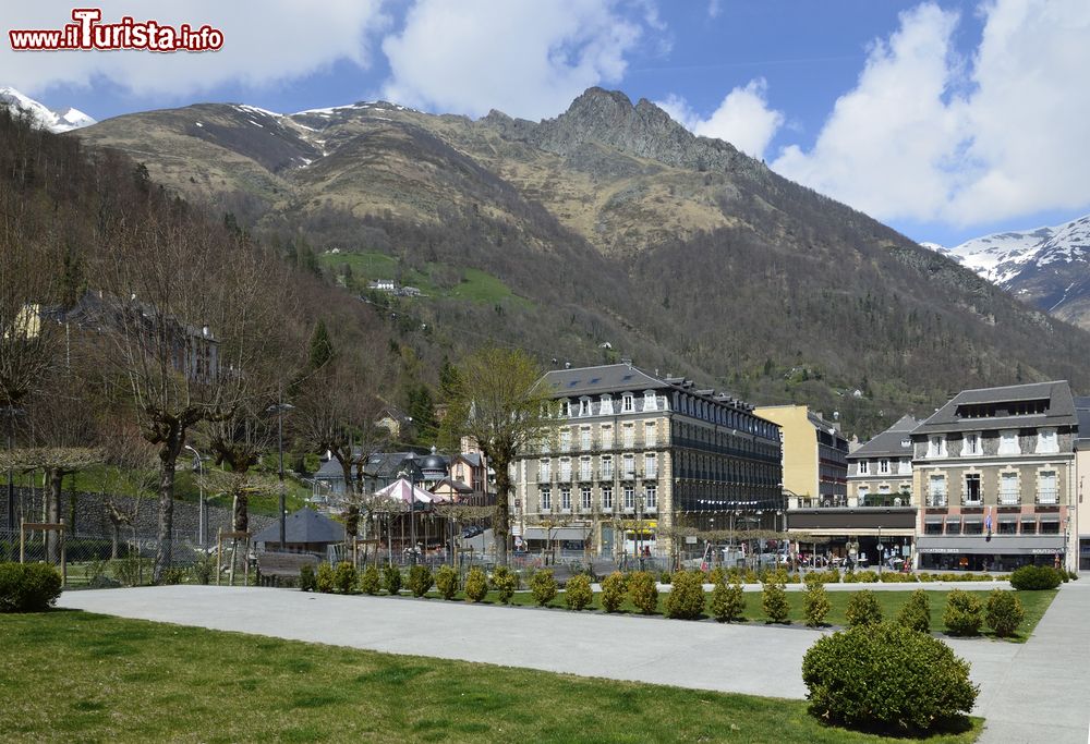Immagine Aiuole e passeggiata nella città termale di Cauterets, Francia, in primavera.