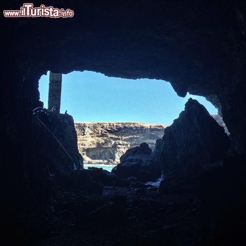 Immagine Le grotte naturali di Ajuy, Fuerteventura - Caverne naturali che l'oceano, con la sua calma e la sua pazienza ma anche con la sua forza, ha costruito in tutto questo tempo, regala uno spettacolo stupendo. Le grotte sono visitabili e ci si impiega circa 20 minuti con una bella passeggiata in cui non mancano anche riferimenti culturali come i forni per esempio, dove veniva elaborata la calce al fine di costruire gli edifici.