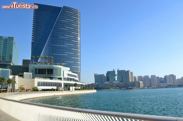 Immagine Al Maryah Island, Abu Dhabi: si tratta di una delle isole più nuove per quel che riguarda le costruzioni; negli ultimi tre anni sono sorti alberghi di lusso, ristoranti, centri commerciali e cliniche private.
