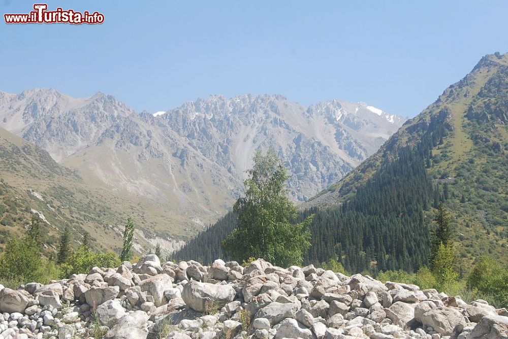 Immagine Panorama dell'Ala Archa National Park, circa 40 km a sud di Biškek (Bishkek), nel Kirghizistan -foto © CyberCop, CC BY 3.0, Wikipedia