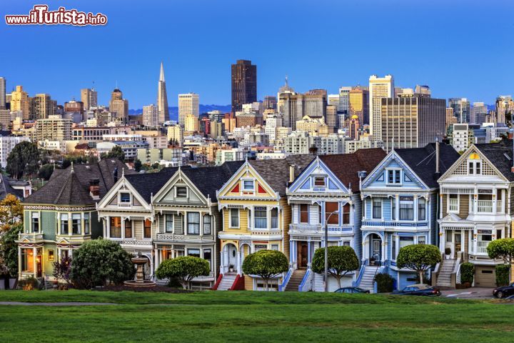 Immagine Alamo Square, le case vittoriane e la skyline della moderna San Francisco in California