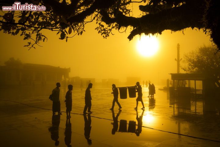 Immagine Alba  a Kyaikhtiyo in una mattina nebbiosa in Myanmar - © smalldaruma / Shutterstock.com