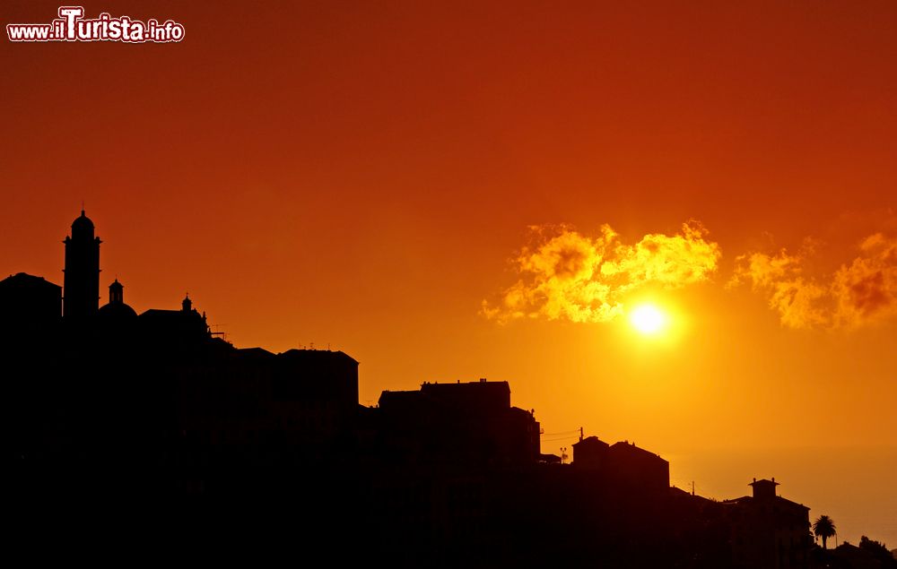 Immagine Alba a Cervione, siamo sulla penisola di Cap Corse in Corsica, lungo il versante orientale del "dito".