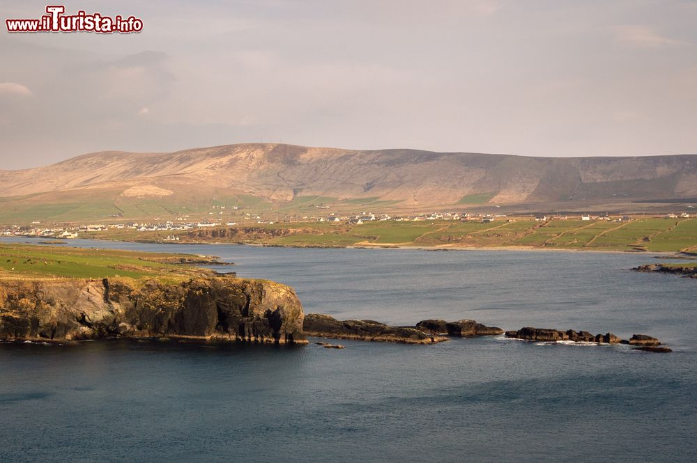 Immagine Alba a Valentia Island, County Kerry, Irlanda. Quest'isola irlandese si trova al largo delle coste del Kerry, contea nella provincia del Munster.