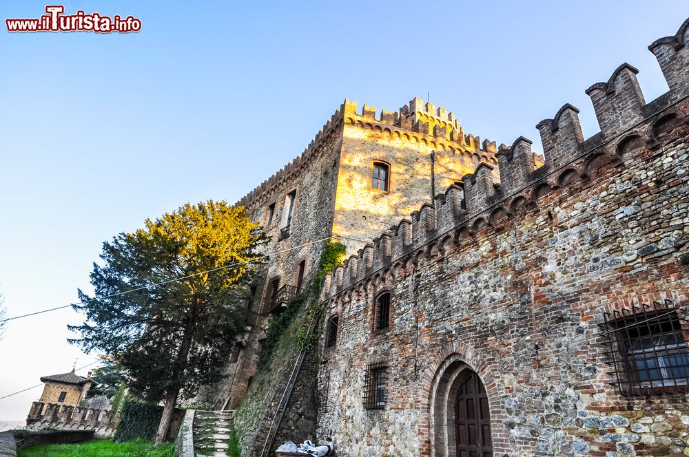 Immagine Alba al Castello di Tabiano, cittadina termale dell'Emilia-Romagna