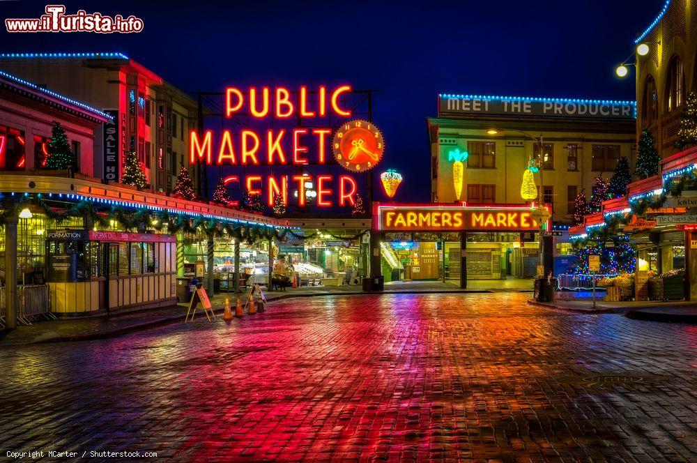 Immagine Alba al mercato di Seattle con i riflessi della luce sui ciottoli della pavimentazione (USA) - © MCarter / Shutterstock.com