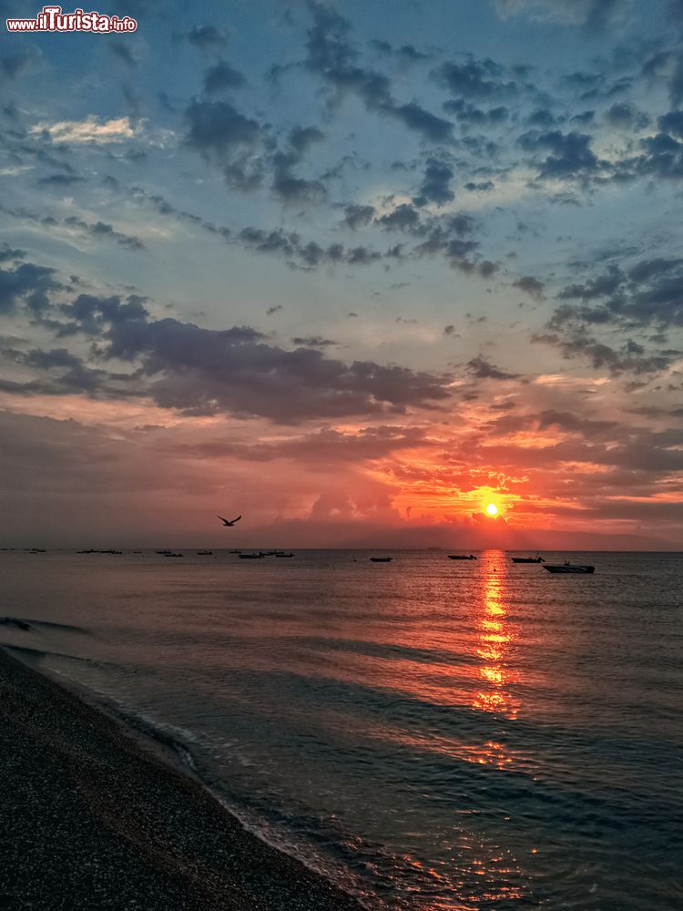 Immagine Alba alla mattina presto in estate dalla spiaggia di Ali Terme, Sicilia