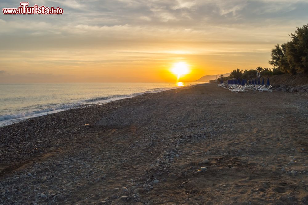 Immagine Alba colorata estiva sulla spiaggia di Campofelice di Roccella, costa settentrionale della Sicilia