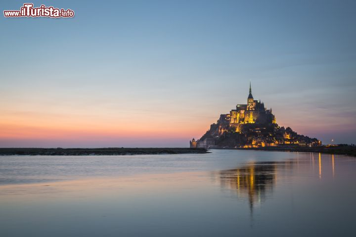 Immagine Alba con alta marea record a Mont-Saint-Michel, Normandia, Francia. Nel 2015 si è verificata la marea del secolo: l'allineamento di sole, luna e terra ha consentito all'Atlantico di sommergere completamente il lembo di terra fra la cittadina e il continente - © Stefano Termanini / Shutterstock.com