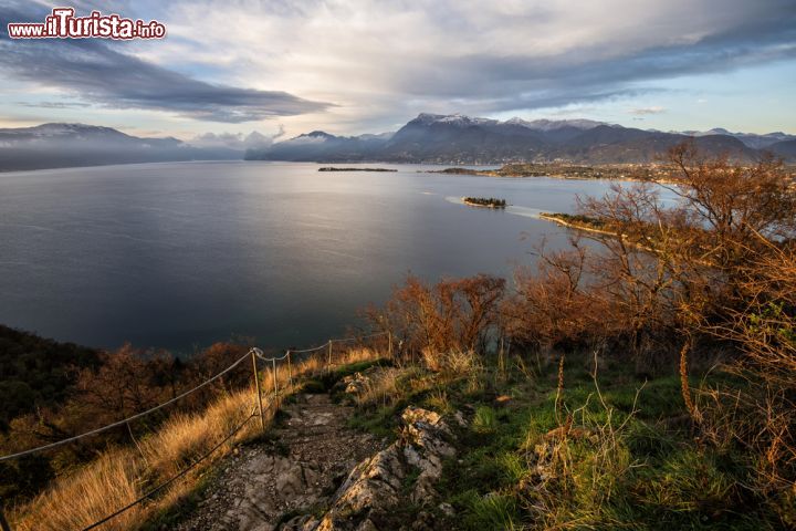 Immagine Alba da Manerba, la loclaità di villeggiatura sul Lago di Garda in Lombardia - © Nicola Bertolini / Shutterstock.com
