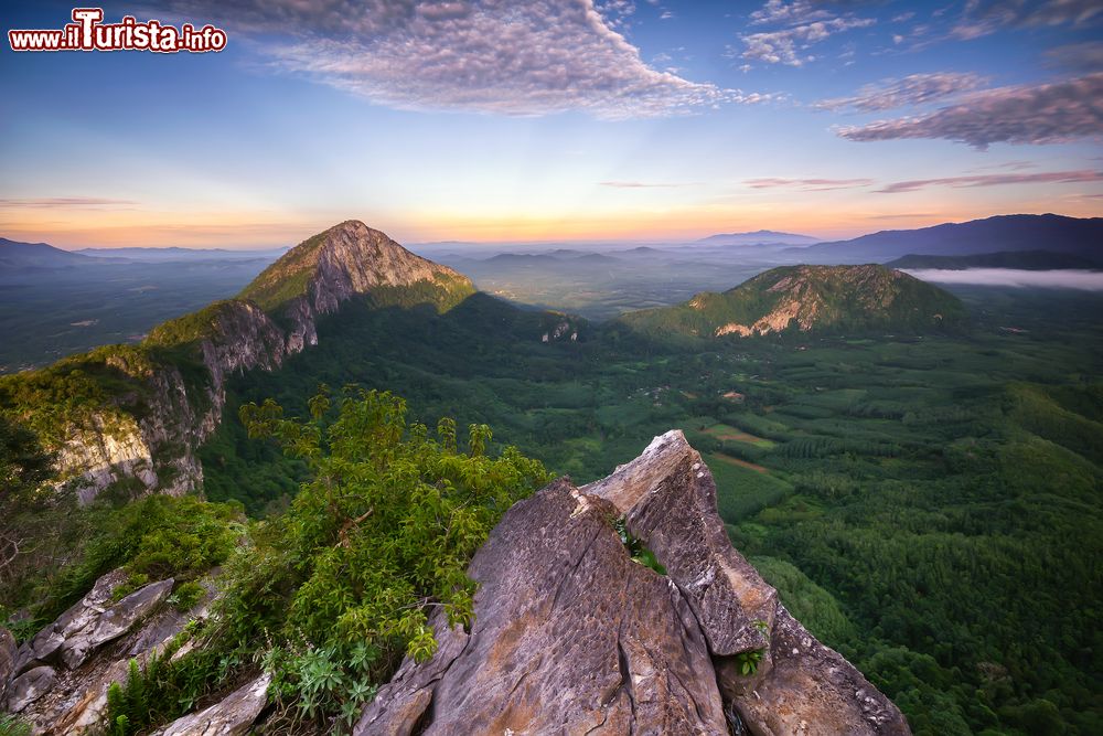 Immagine Alba dal sentiero di Gunung Baling, tra le montagne del Kedah in Malesia