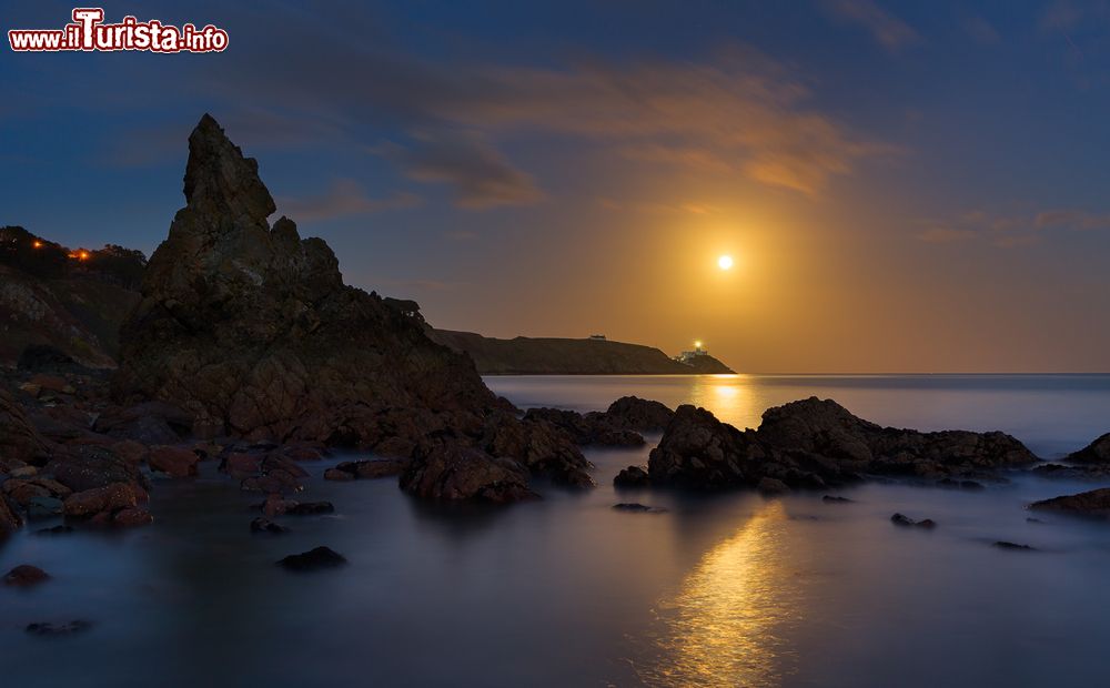 Immagine Alba fotografata dal faro di Howth in Irlanda, costa orientale