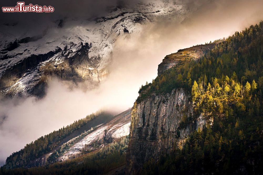 Immagine Alba in estate tra le montagne di Kandersteg in Svizzera