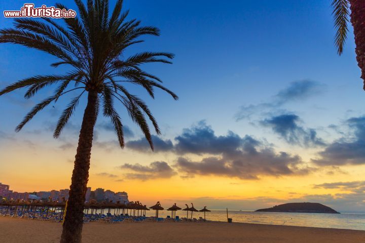 Immagine Alba in spiaggia a Magaluf, comune di Calviù, isole Balaeari