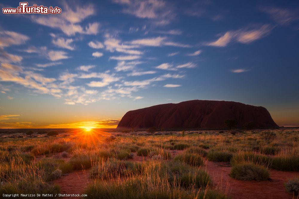 Immagine Alba magica sul monolite di Uluru - Ayers Rock in Australia - © Maurizio De Mattei / Shutterstock.com