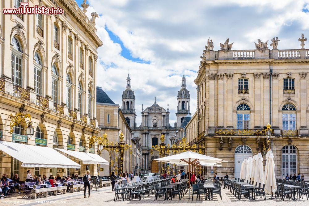 Immagine Alba nella piazza del Grand Hotel in piazza Stanislao a Nancy, Francia - © olrat / Shutterstock.com