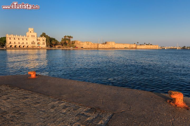 Immagine Alba sulla cittadina di Kos, isola di Coo, Grecia. Fondata nel 366 a.C., è stata una delle più belle località costiere del mondo antico - © Porojnicu Stelian / Shutterstock.com