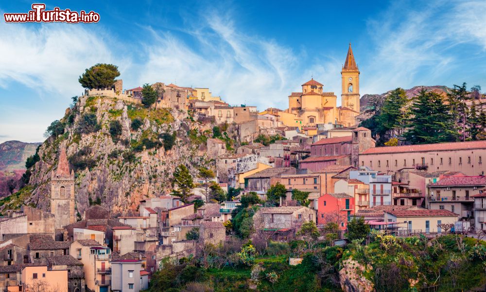 Immagine Alba primaverile sulle case del borgo siculo di Novara di Sicilia. Siamo in provincia di Messina