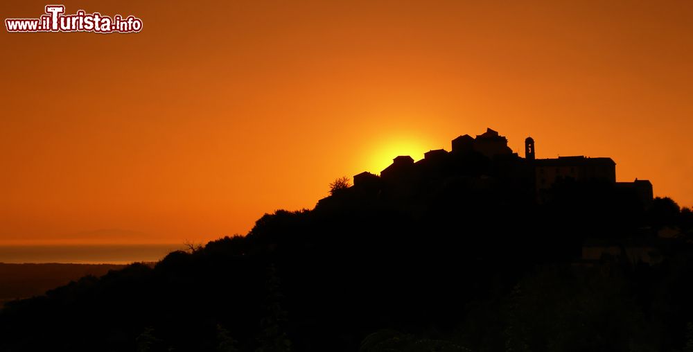 Immagine Alba sopra il borgo di Penta di Casinca, costa nord-orientale della Corsica