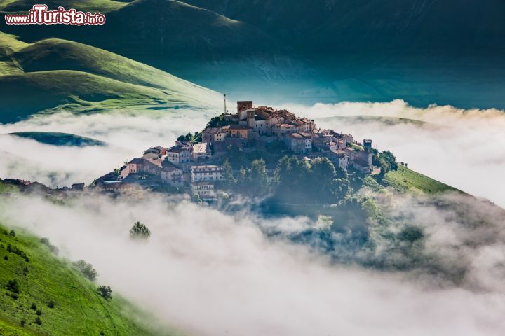 Immagine Un'alba spettacolare a Castelluccio di Norcia, Umbria, Italia. Un'immagine di questa località nel cuore del Parco Nazionale dei Monti Sibillini dove natura e tradizioni si fondono fra loro - © Shaiith / Shutterstock.com