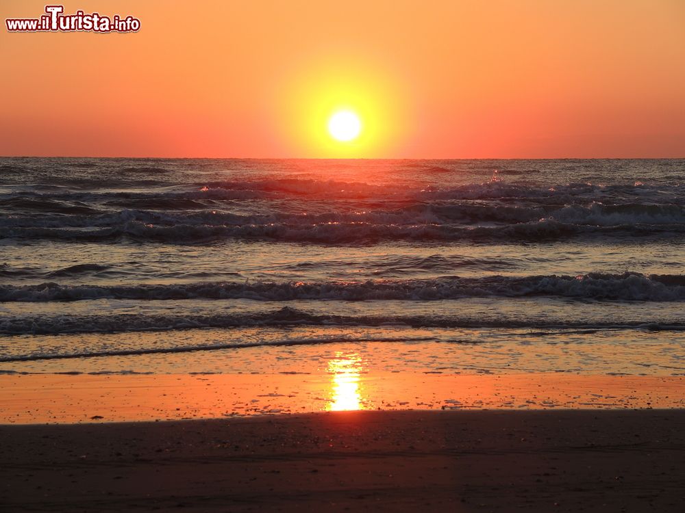 Immagine Alba spettacolare sulla spiaggia di Milano Marittima in Romagna