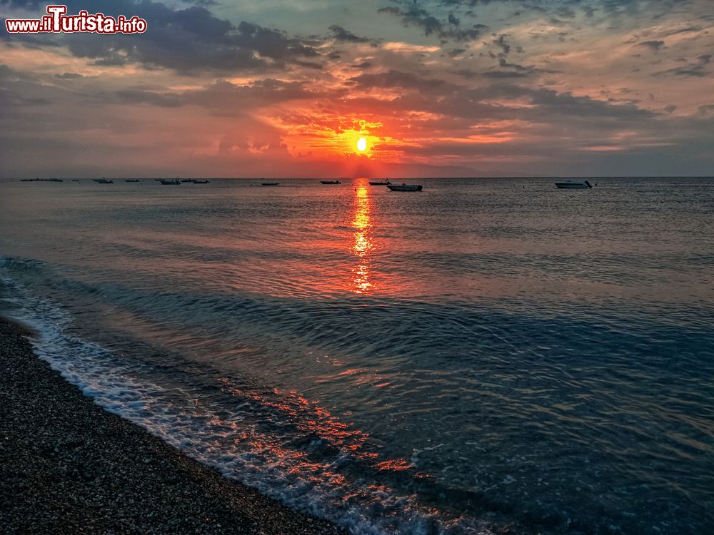 Immagine Alba spettacolare sulla spiaggia ghiaiosa di Santa Teresa di Riva, provincia di Messina