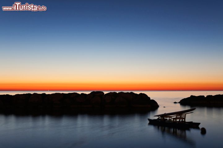 Immagine Alba sul mare di Senigallia, e gli scogli che proteggono la spiaggia di velluto