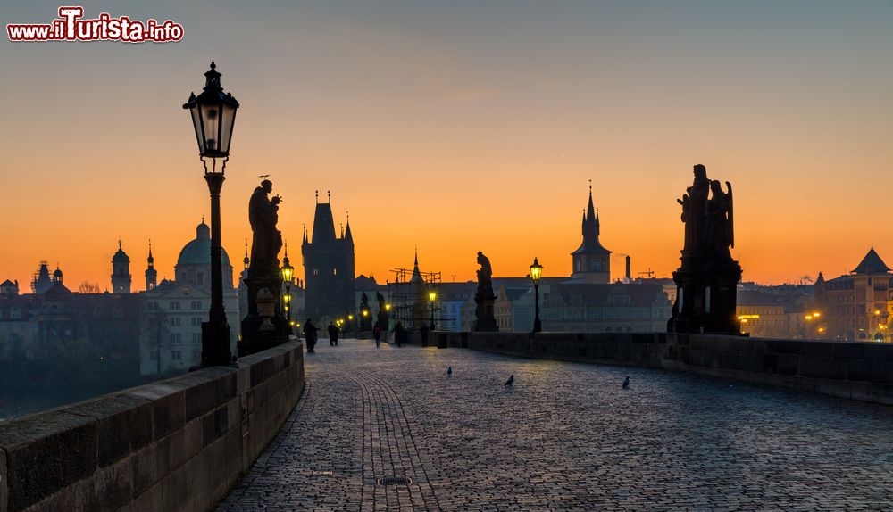 Immagine Alba su un deserto Ponte di Carlo, siamo a Praga, la capitale della Repubblica Ceca