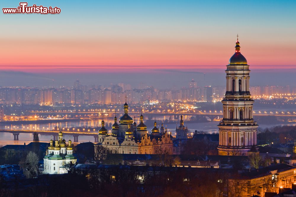 Immagine Alba sul Kiev-Pechersk Lavra - uno dei simboli della capitale dell'Ucraina