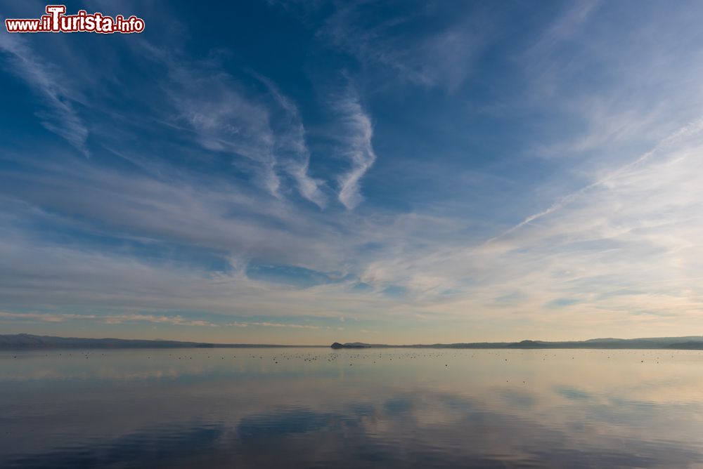 Immagine Alba sul lago di Bolsena fotografata dalla zona di Gradoli (Lazio).