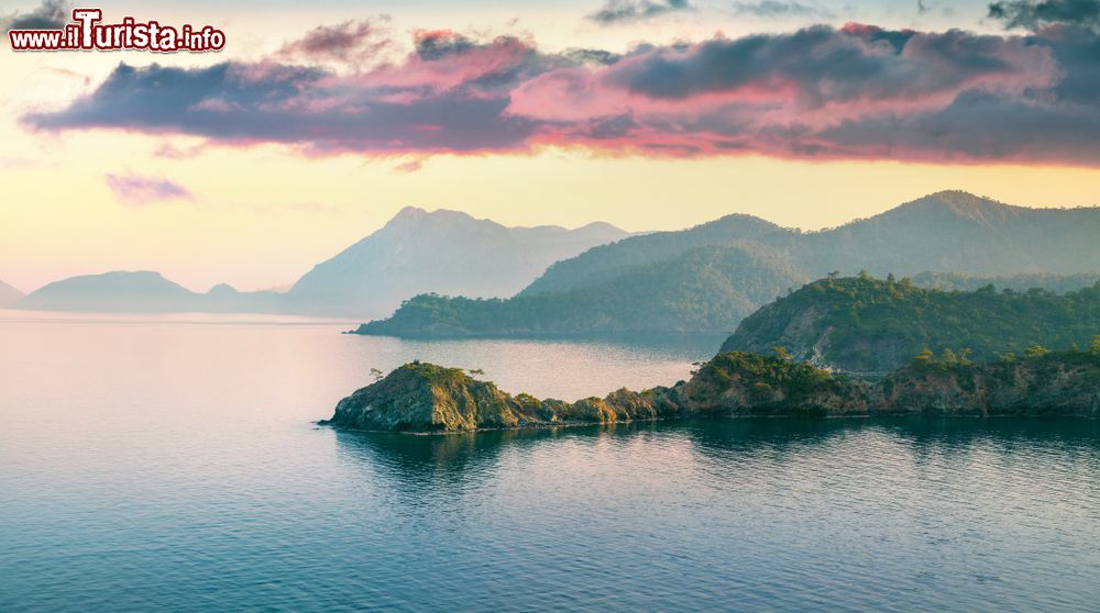Immagine Alba sul mar Mediterraneo in una baia vicino al villaggio di Tekirova, distretto di Kemer, Turchia.