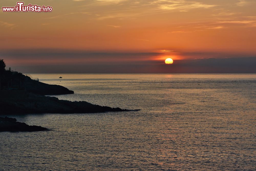 Immagine Alba sul mare a Cap d'Ail, dipartimento Alpi Marittime (Francia). Questa bella cittadina della Costa Azzurra si trova su un promontorio roccioso confinante con il Principato di Monaco.